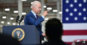 Biden chce, aby połowa nowych samochodów sprzedawanych w 2030 r. była hybrydowa lub całkowicie elektryczna