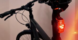Testowane lampki rowerowe na baterie: rekomendacje już od 20 euro
