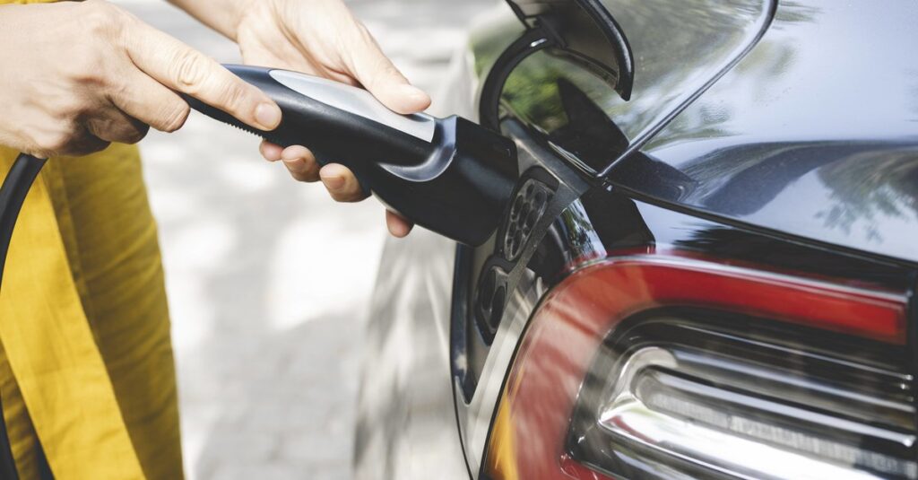 Korzyść dla kierowców e-samochodów: o tych cenach benzyny i oleju napędowego można tylko pomarzyć
