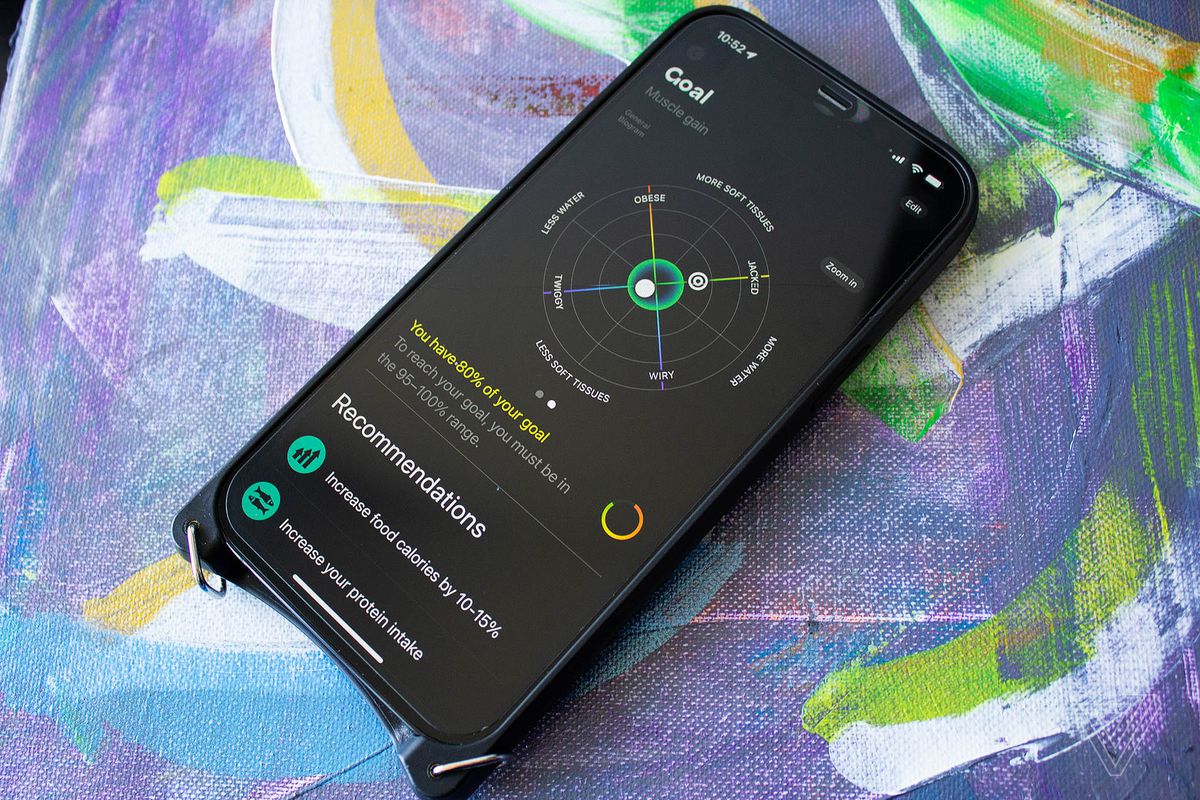 Aplikacja Aura na iPhonie pokazująca wyniki pomiarów i wskazówki, jak osiągnąć cel.