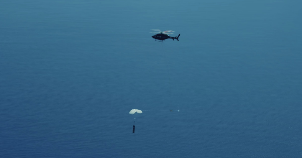 Rocket Lab łapie spadającą rakietę za pomocą helikoptera, a następnie upuszcza ją do oceanu