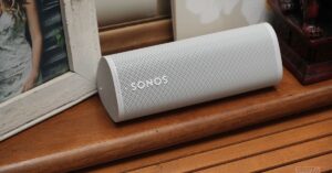 Przyjazny w podróży Sonos Roam jest nadal w sprzedaży za rzadką zniżkę 37 USD