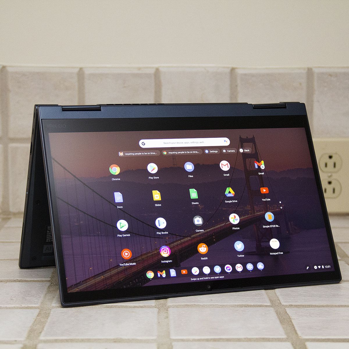 Chromebook ThinkPad C13 Yoga w trybie namiotu.  Ekran wyświetla siatkę aplikacji na Androida.