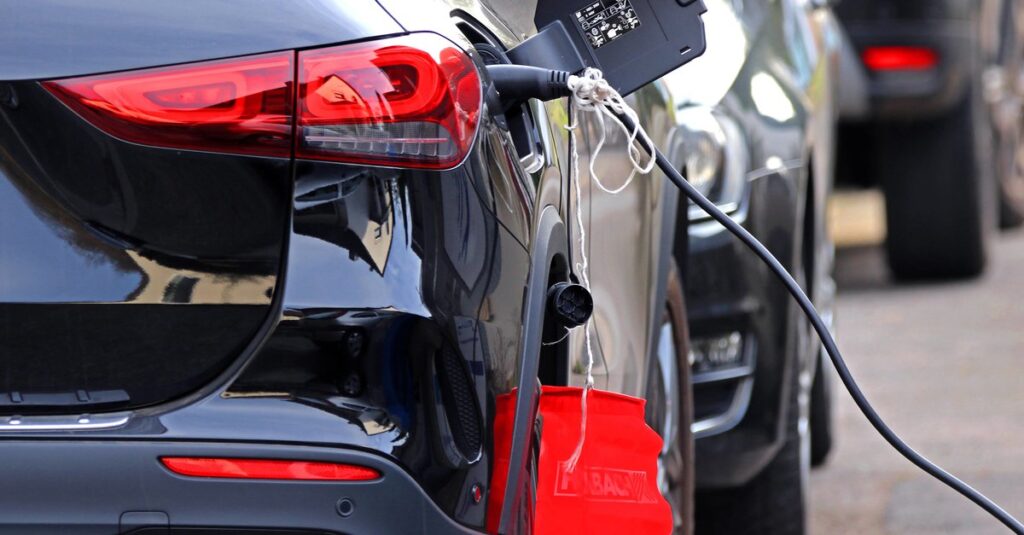 Rosnące ceny benzyny i oleju napędowego: jak opłacalne są naprawdę samochody elektryczne?
