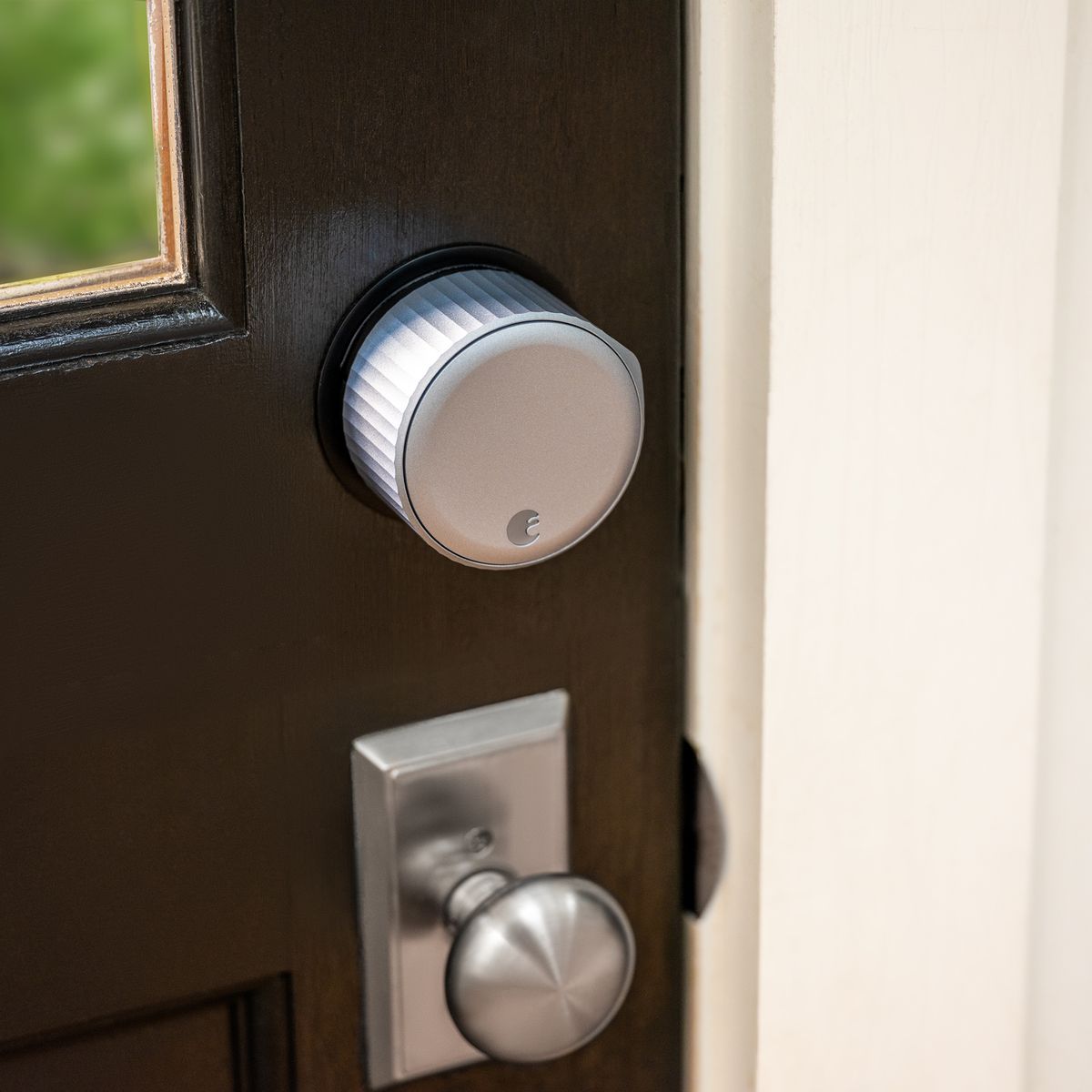 Sierpień Wi-Fi Smart Lock zainstalowany na brązowych drzwiach