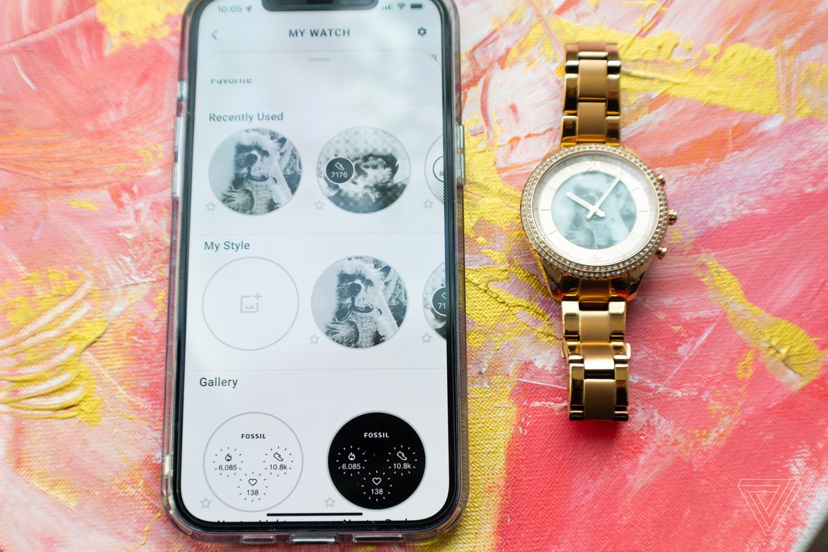 Aplikacja Fossil Smartwatches na iPhonie obok hybrydy 6. generacji