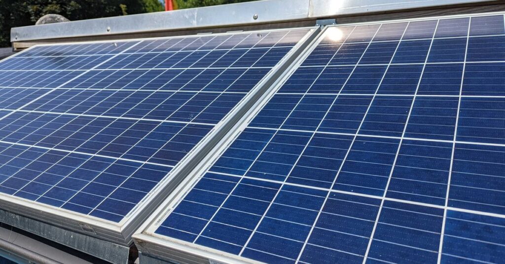 Mini system solarny: tyle może kosztować elektrownia balkonowa, żeby się opłacało