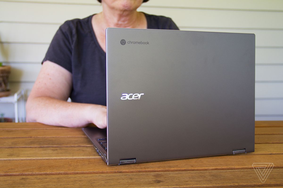 Użytkownik pisze na Acer Chromebook Spin 713.