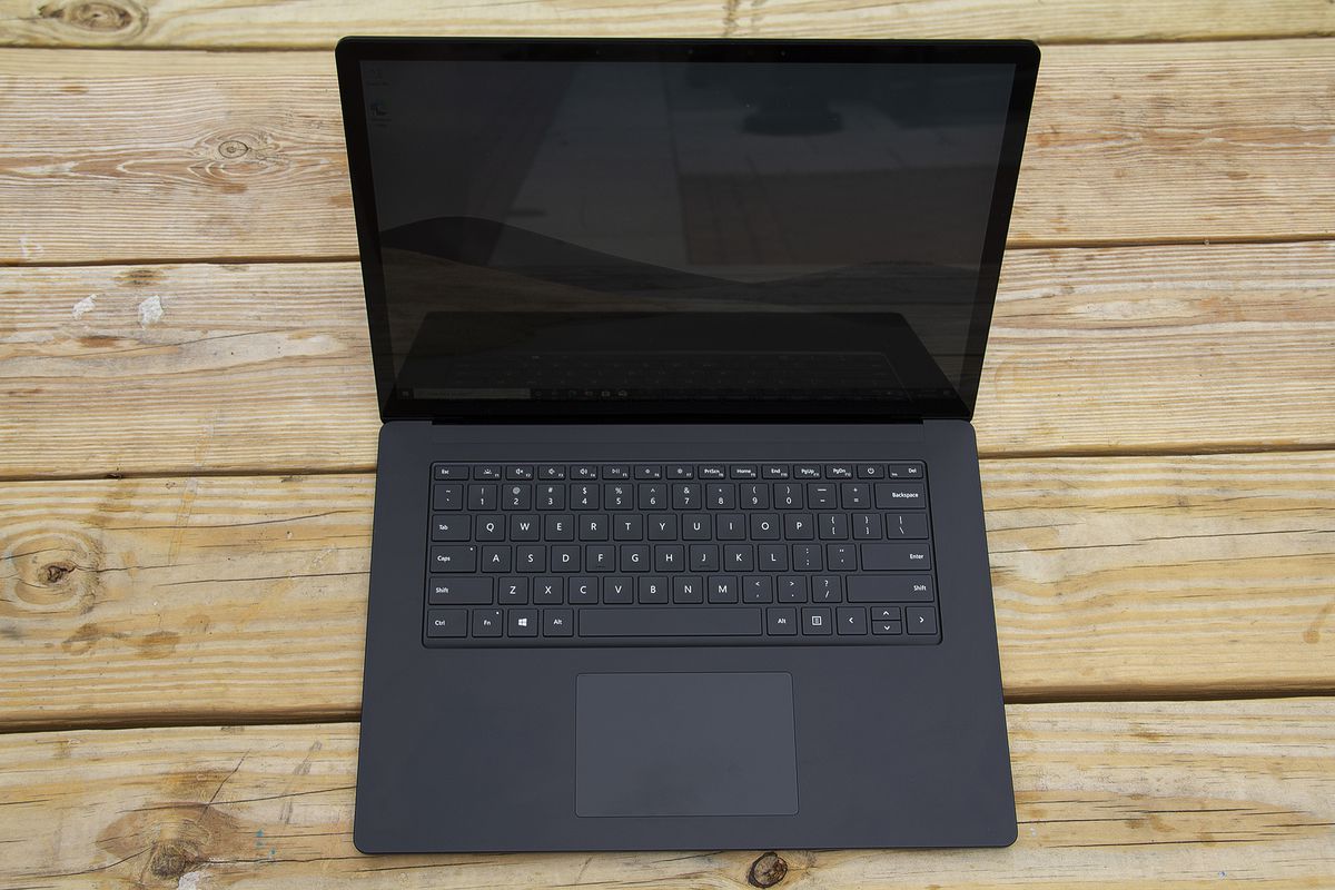 15-calowy Surface Laptop 4 widziany z góry.