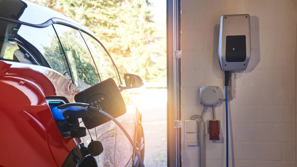 Cios dla kierowców e-samochodów: Wysokie ceny energii elektrycznej są drogie