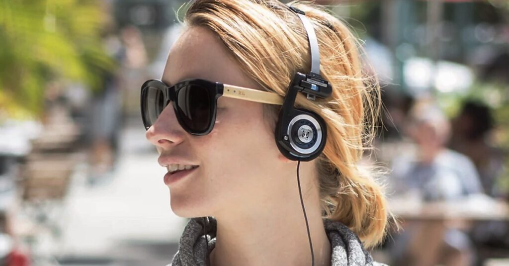 Niesamowity trend: dlaczego te odwieczne słuchawki stały się nagle tak popularne?