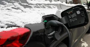 Samochód elektryczny zimą: odpowiednio oszczędzaj baterię