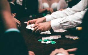 Więcej niż hazard: dlaczego poker jest tak popularny