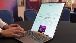 Wideo: Ten laptop Lenovo podwaja rozmiar ekranu za naciśnięciem jednego przycisku