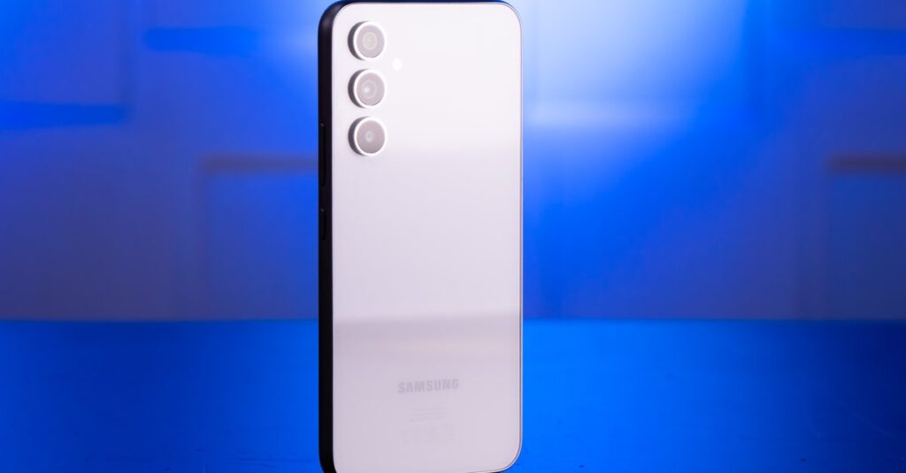 Samsung Galaxy A54 w teście: kto jeszcze powinien za niego zapłacić?