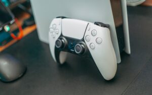 Gry na PS5 dla całej rodziny: wspólne wrażenia z gry dla młodszych i starszych