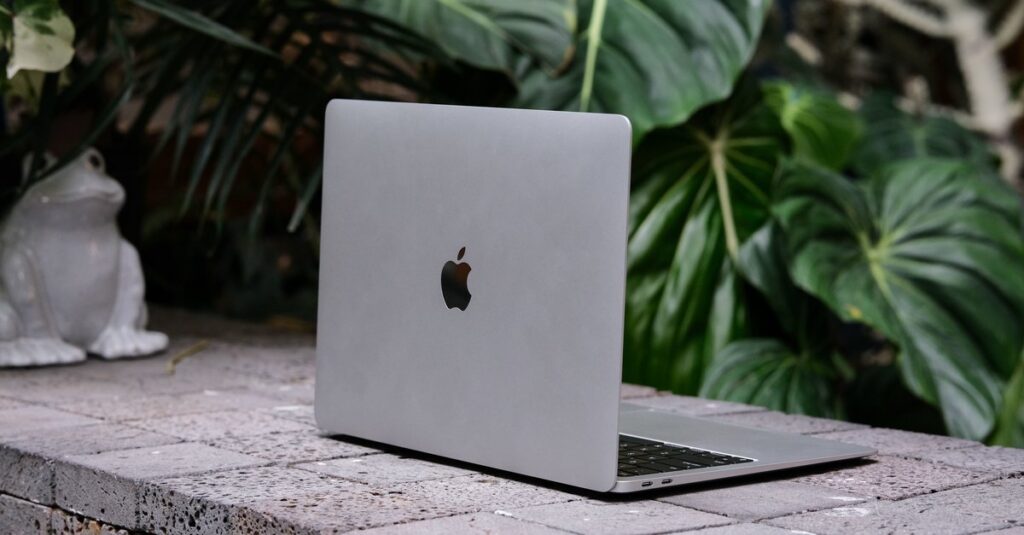 Hit Apple: MacBook Air (M1) z taryfą 25 GB w okazyjnej cenie