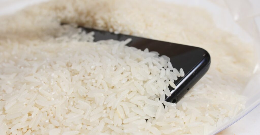 Niebezpieczne nieporozumienie: dlaczego NIE należy suszyć mokrego telefonu w ryżu