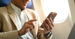 Tryb samolotowy w samolocie: dlaczego warto włączyć go w telefonie komórkowym?
