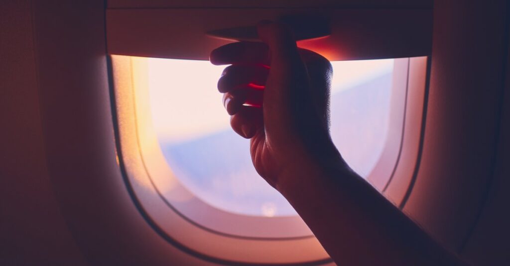 Otwieranie rolet okiennych w samolotach podczas startu: to jest prawdziwy powód