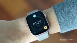 Funkcja podwójnego dotknięcia zegarka Apple Watch jest zarówno przyjemna, jak i użyteczna