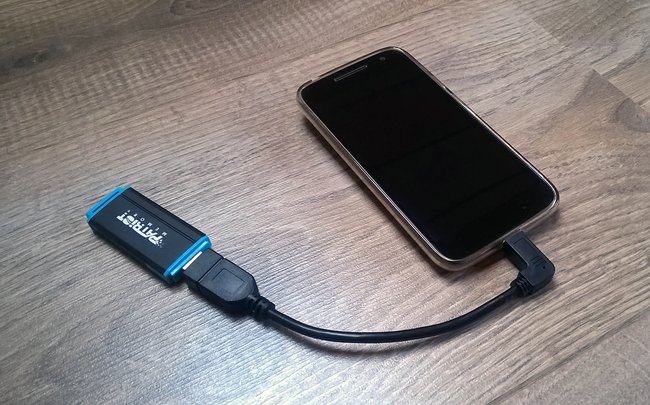 Pendrive podłącza się do telefonu komórkowego za pomocą specjalnego kabla.  (Źródło obrazu: GIGA)