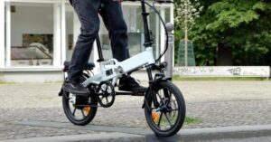 Cud wyposażenia za 500 euro: składany rower elektryczny z hakami