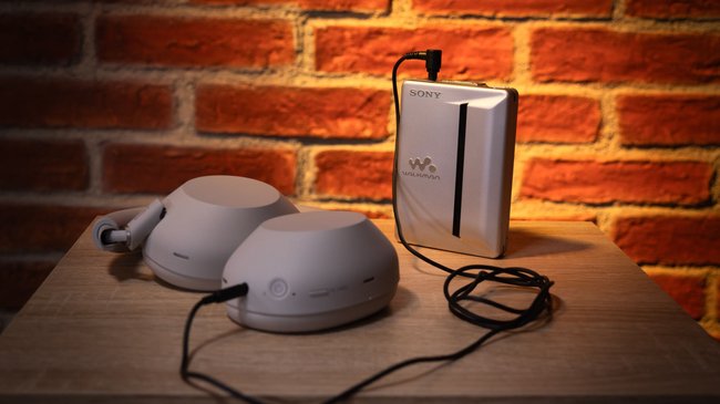Sony WH-1000XM6 znajduje się obok klasycznego Sony Walkman