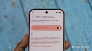 Obowiązkowe dławienie baterii nadchodzi po więcej pikseli o słabym zdrowiu baterii (APK Teardown)